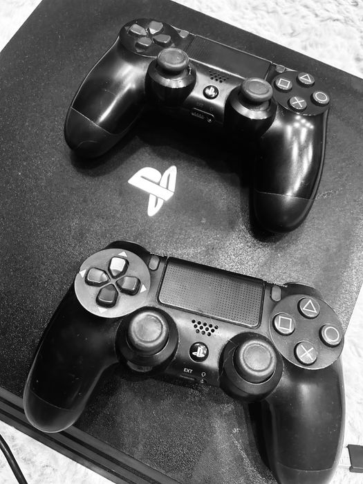 Playstation 4  с два контролера