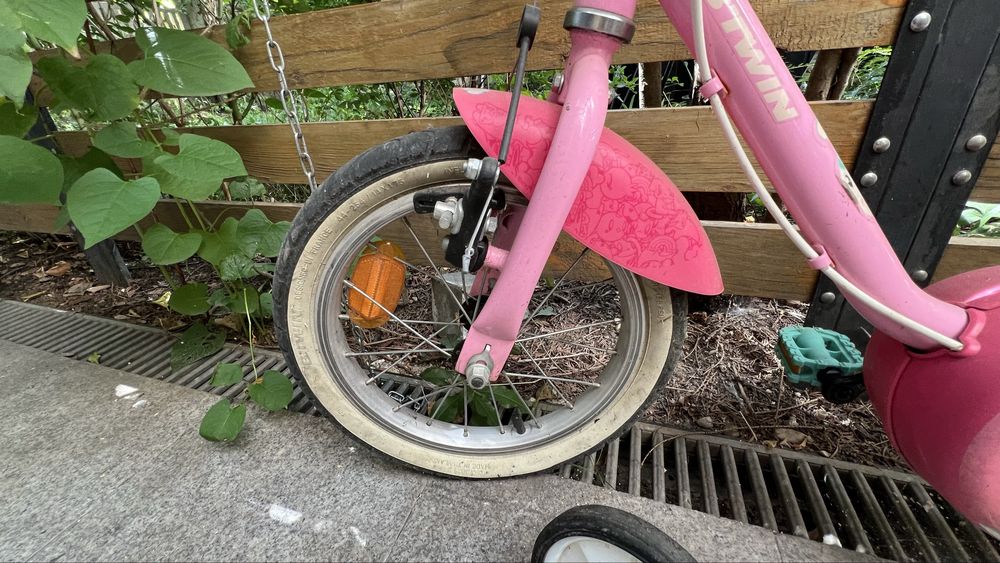 Bicicleta fetite, cu roti ajutatoare