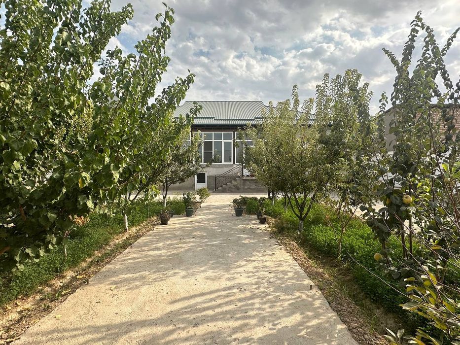 Ҳовлили уй сотилади