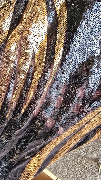 Дамска рокля с паети в черно и злато размер М-Л