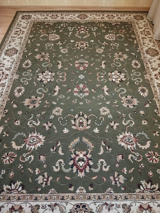 Продам Ковёр 2,5 × 3,5 м.