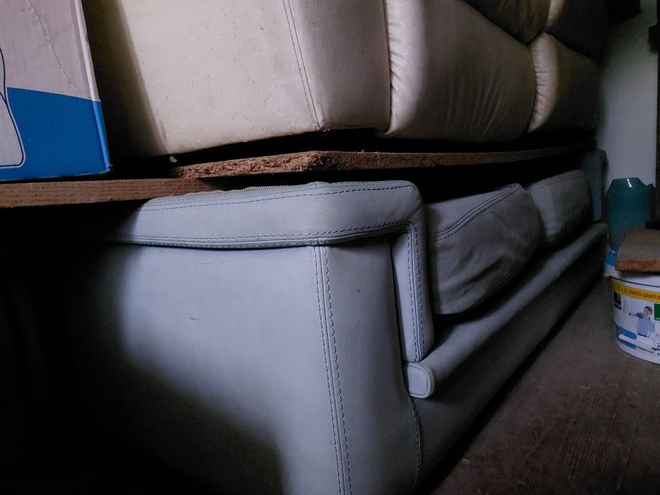 Canapea 2 locuri, piele  originală stare buna .nu se extinde.