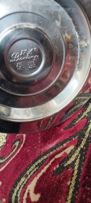 Термос для еды из нержавеющей стали.