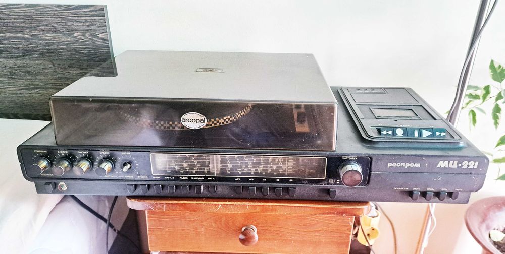 Ретро колекция - магнетофон, радио-касетофон с грамофон и телевизор