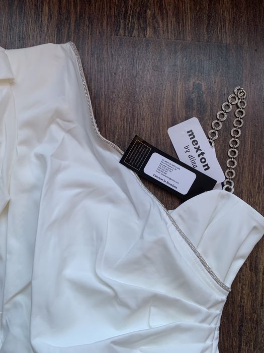 Rochie alba superba pe un umar