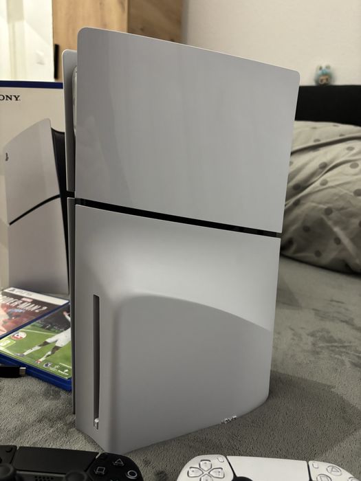 PlayStation 5 + 2 jocuri, 2 manete