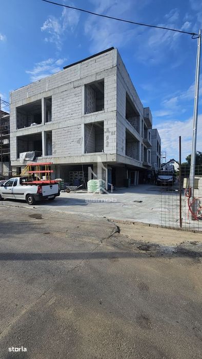 Parc Laurentiu Raiciu apartament 2 camere decomandat si curte 40 mp.