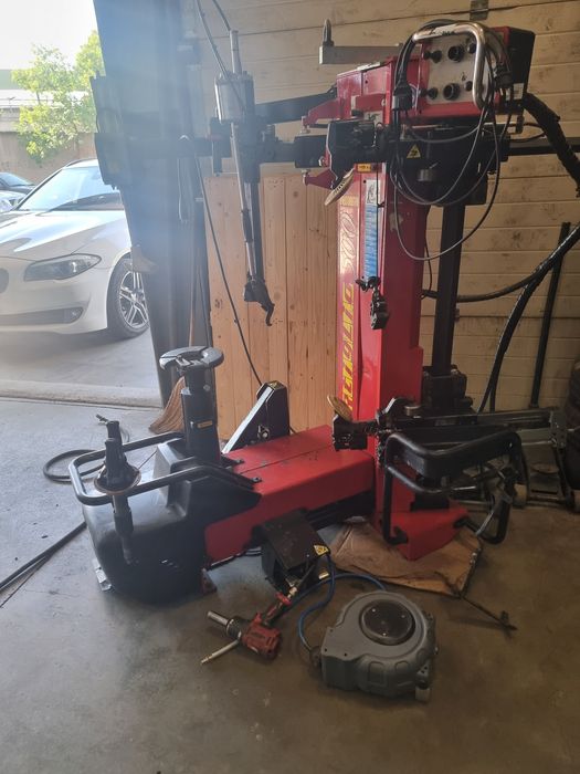 Машина за монтаж демонтаж на гуми робот