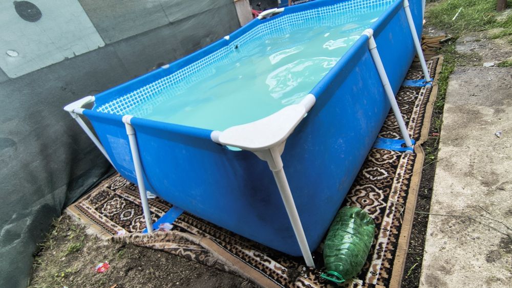 Vând piscina  cu cadru