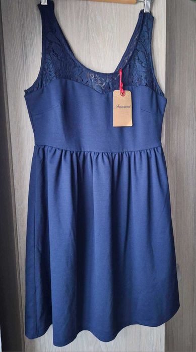 Vand rochii noi, cu eticheta