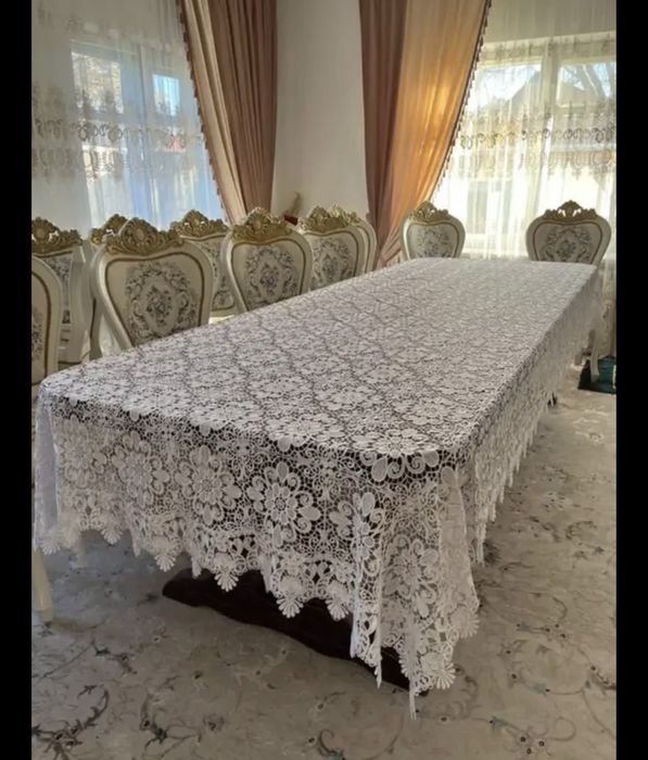 Стол и 12 стульев в идельном состоянии