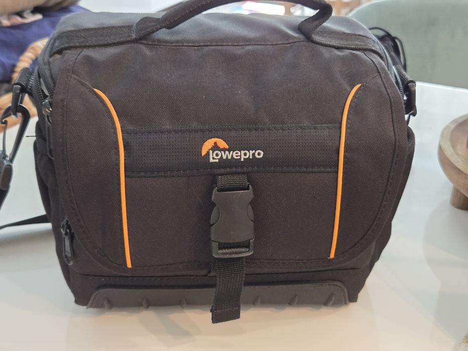 Set Complet Nikon D5200 - Obiectiv Versatil 18-140mm + Fix 50mm f/1.8 + Filtru Hoya + Geantă Lowepro