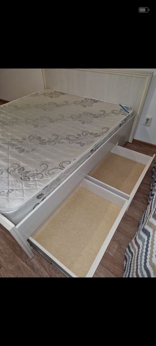 Двуспальная кровать.