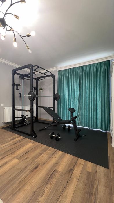 Sală fitness completă acasă – Power Rack + bancă + greutăți + scripete