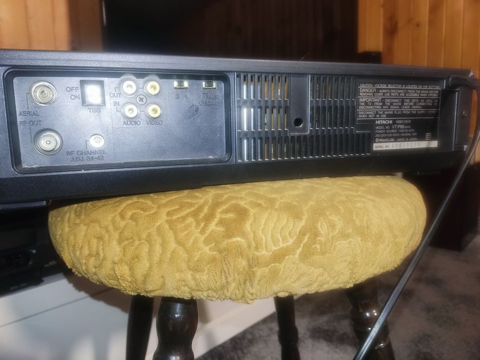 Продавам записващ видеокасетофон.