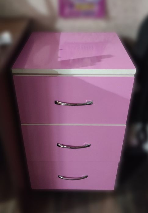 Комплект мебели из комода, тумбочки и кровати