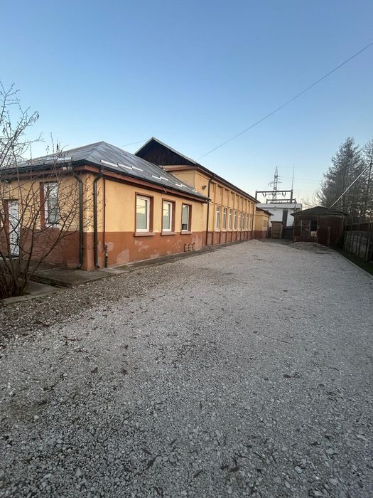 Spațiu Si Curte de închiriat