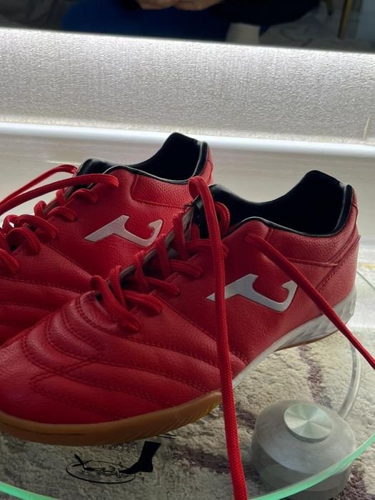 Продам футзалки джома