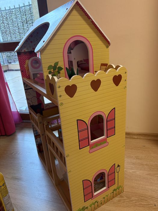 Дървена къща за кукли+акцесоари +кукли