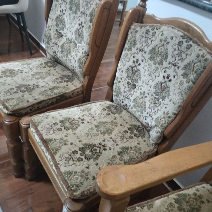 Scaune din lemn masiv, în stare foarte bună (4bucăți)500lei