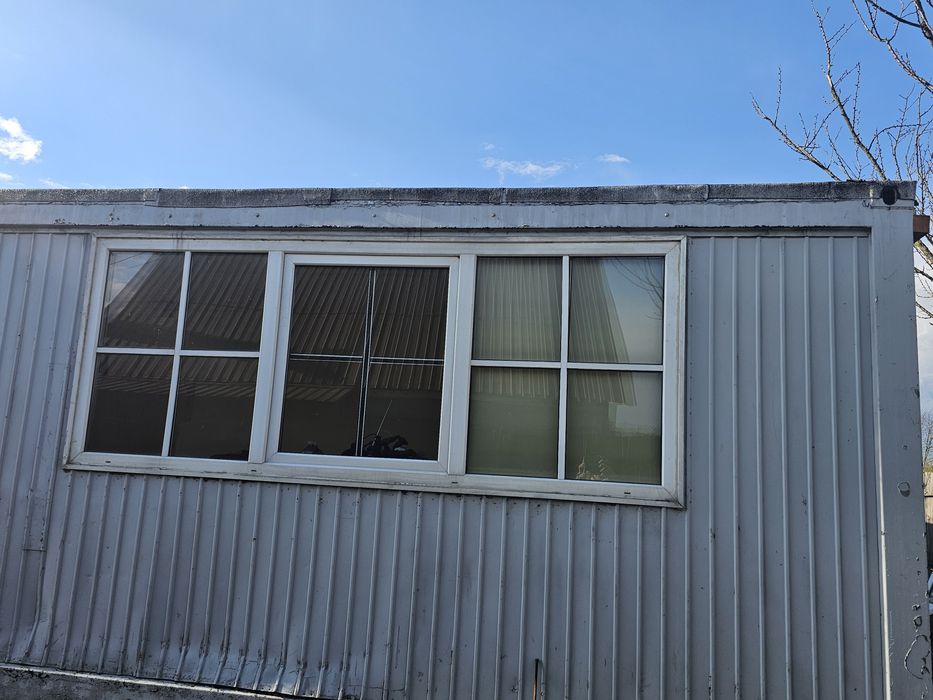 Termopan SH, ferestre cu sistem de rotobasculare, cu rulouri exterioare, un geam este format din 3 ochiuri, ușa este cu sistem de închidere,100/buc.