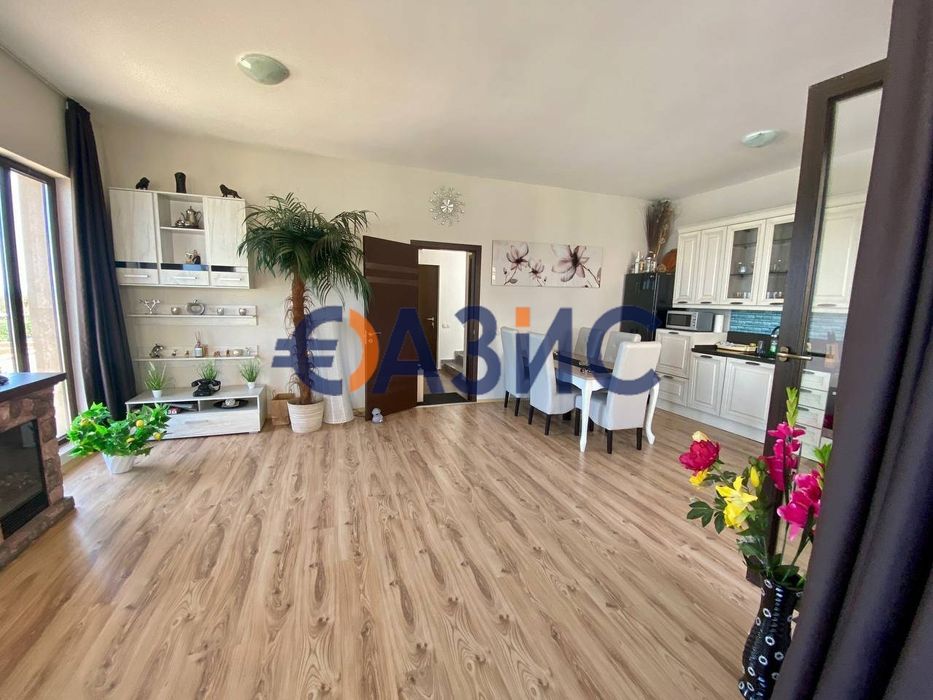 Двуетажна градска къща на първа линия море с невероятна гледка в