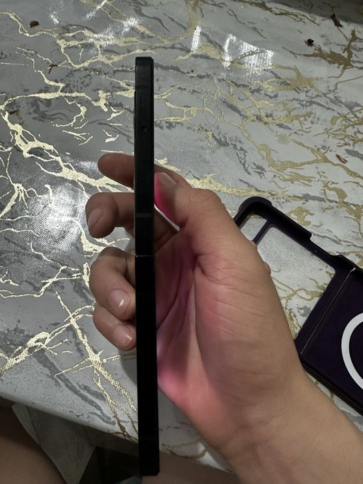 продается телефон самсунг Z flip 7 Fe