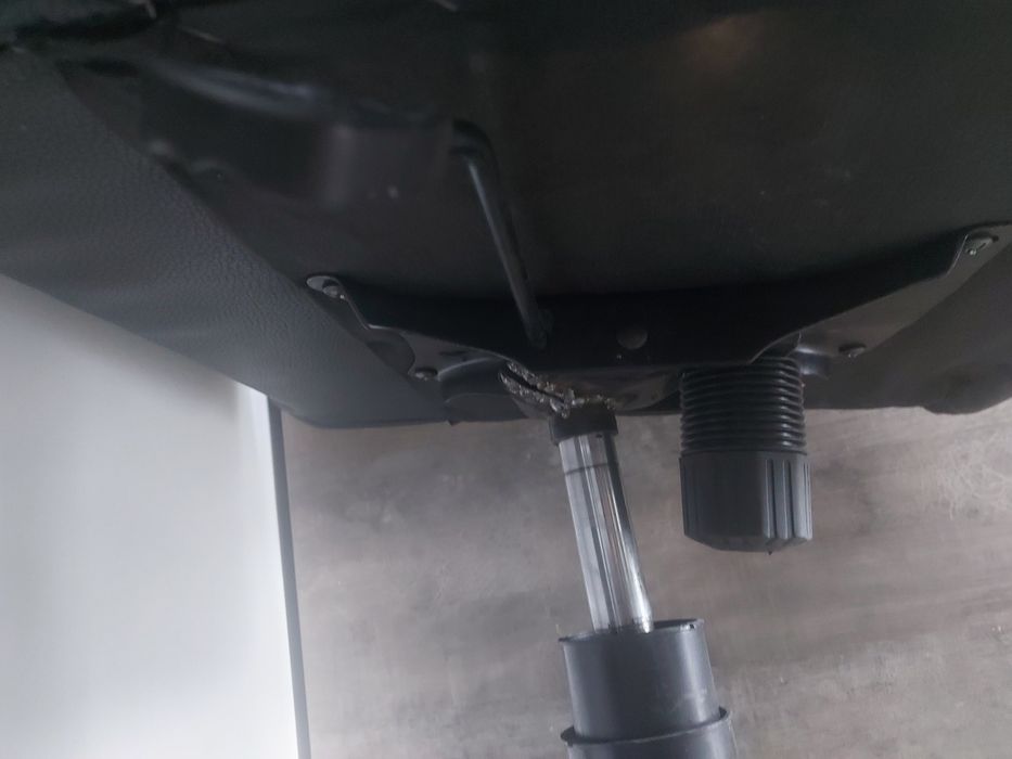 Продам два офисных кресла