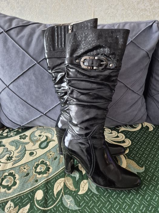 Продаются красивые сапоги