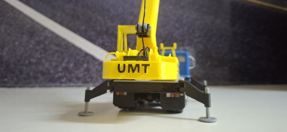 Macheta Roman diesel macara UMT scara 1:43