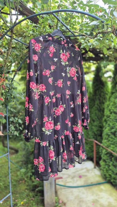 Rochie neagră cu trandafiri roșii