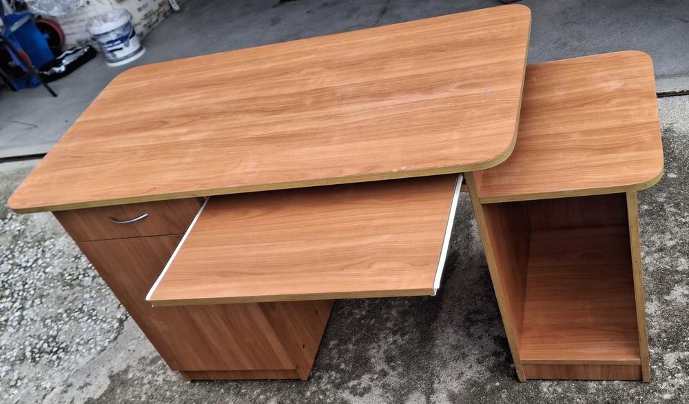 Бюро за компютър и ъглово бюро