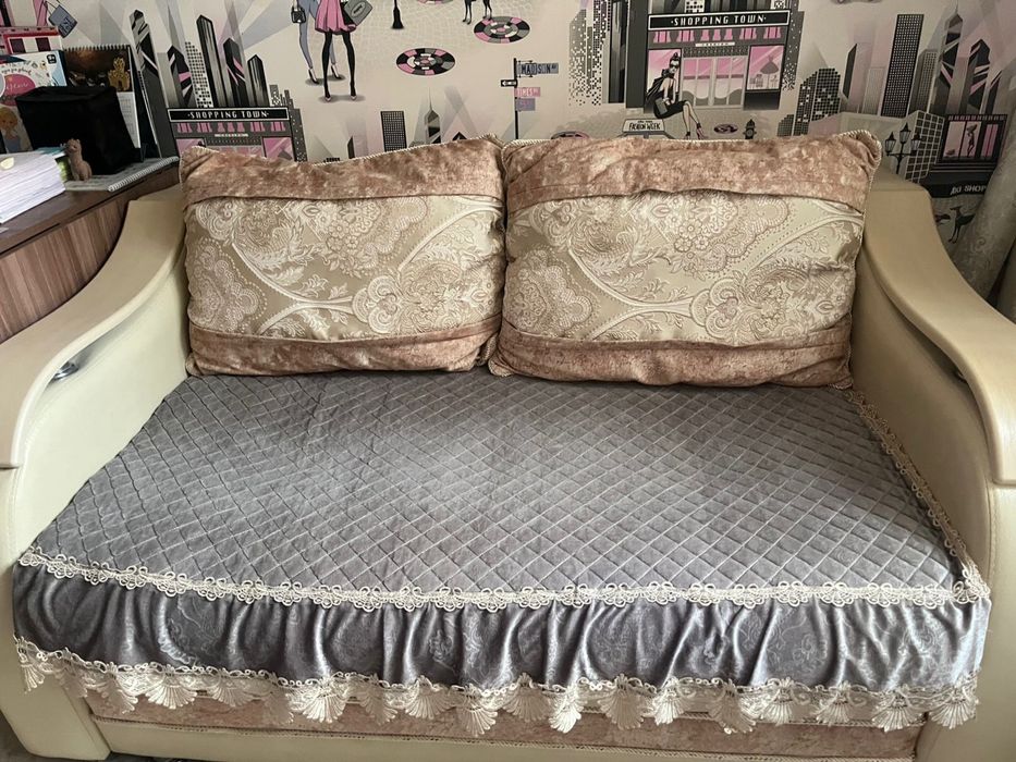 Диван широкий, раздвижной.