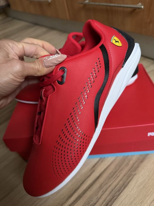 Чисто кови оригинални два  цвята маратонки Puma Ferrari  ! 42,44 н