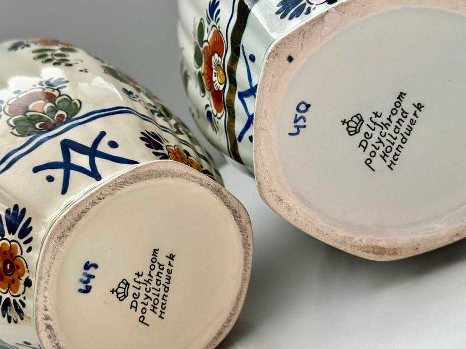 Две вази / урни Royal Delft Polychrome