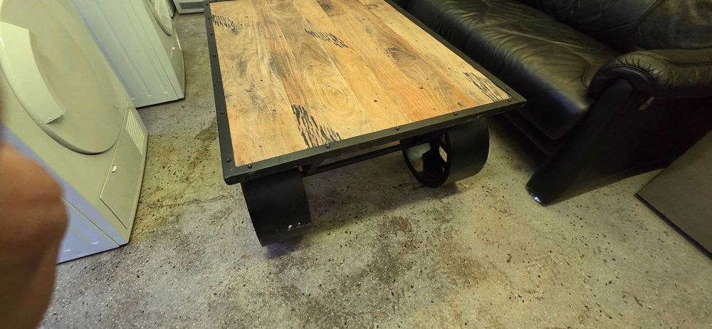 Продавам уникална дизайнерска маса за кафе/хол от Massivmoebel24.