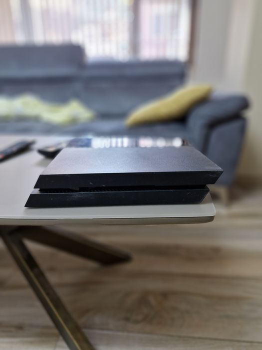 Playstation 4 с джойстик и 3 игри