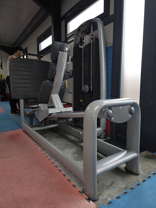 Banca piept Technogym plan inclinat, presa picioare, bicicleta stepper