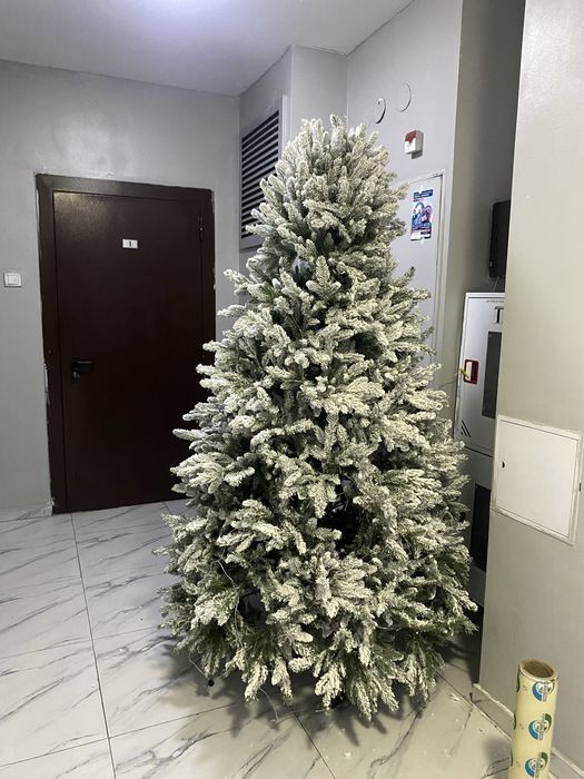 Продам ёлку с игрушками и гирляндой