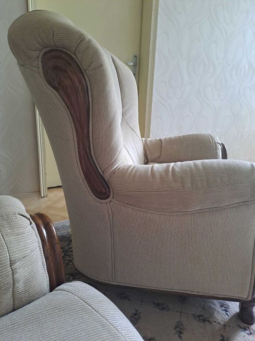 Прекрасни и комфортни фотьойли в бежов цвят и дървени орнаменти