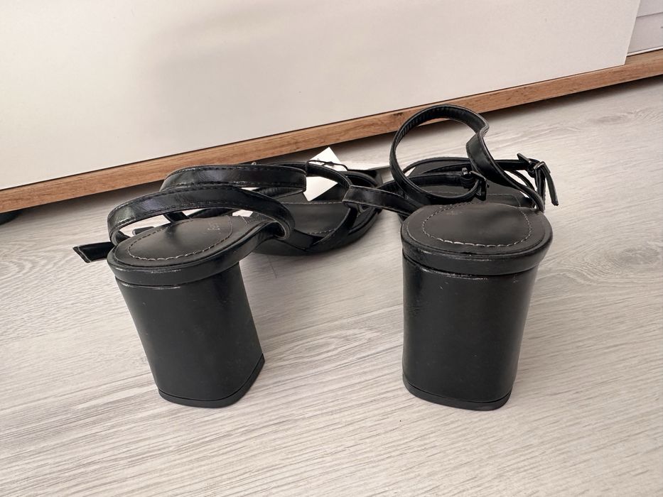 Обувки - Сандали на нисък ток черни Bershka