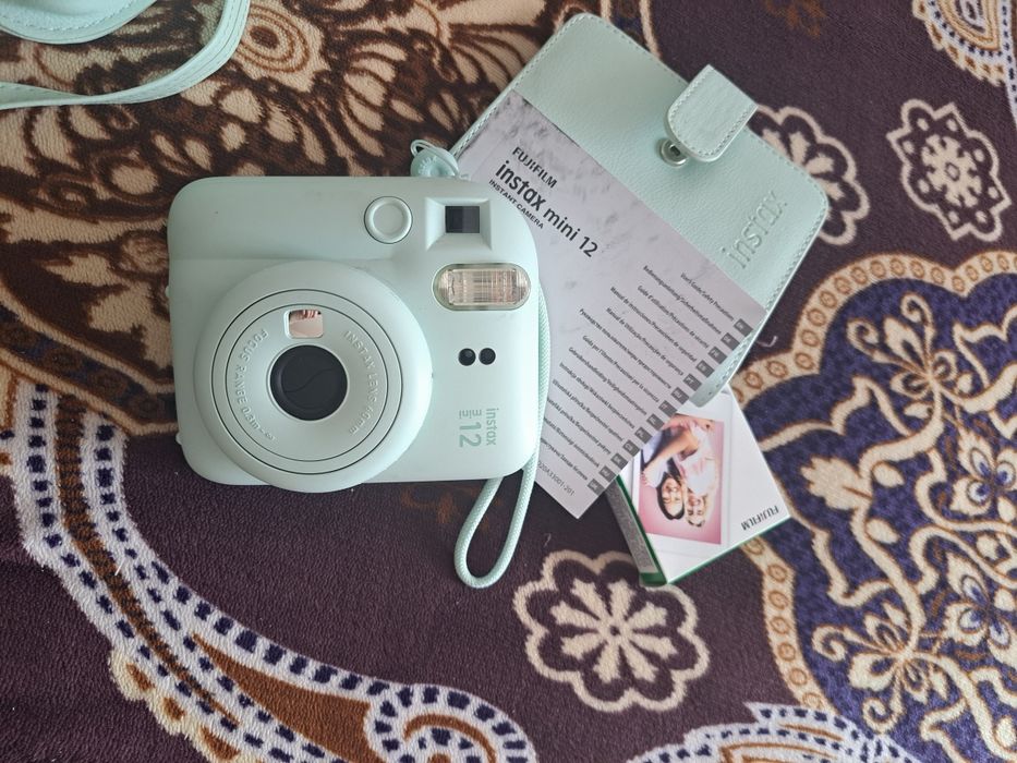 Продам полароид instax mini 12