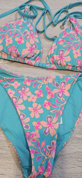 Vând costum de baie