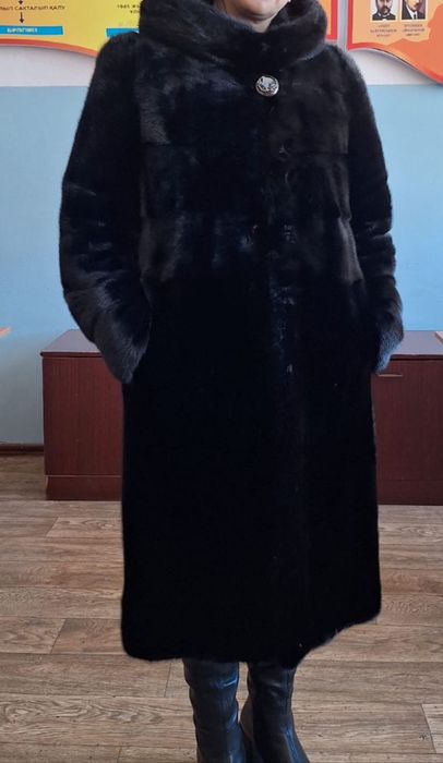 Норкавая шуба с капюшоном.