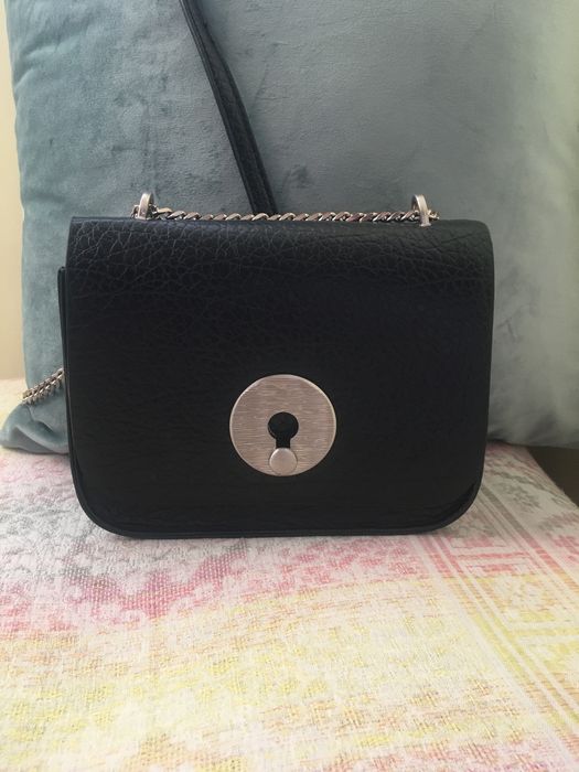 Малка кокетна чанта с дълга дръжка