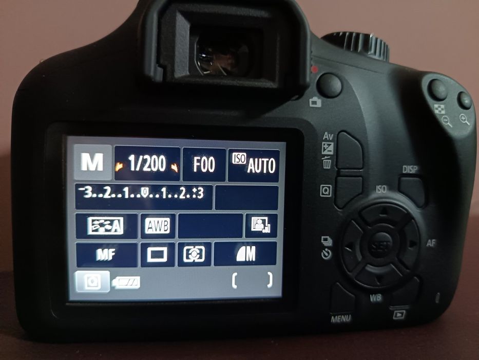 Продавам CANON EOS 4000D на два месеца + два обектива