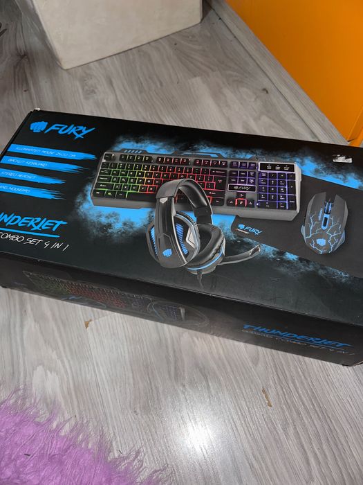 Светеща клавиатура с слушалки.