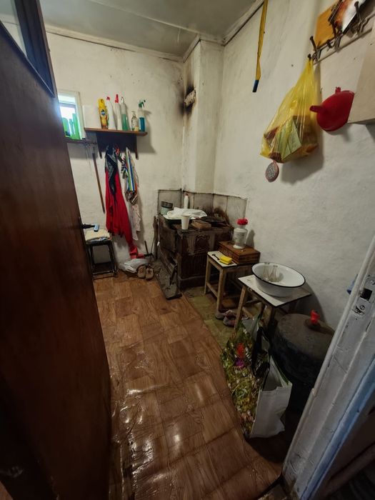 Vând casa si teren