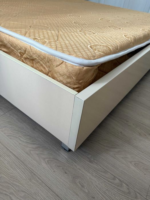 Продам срочно 2 спальную кровать с матрасом