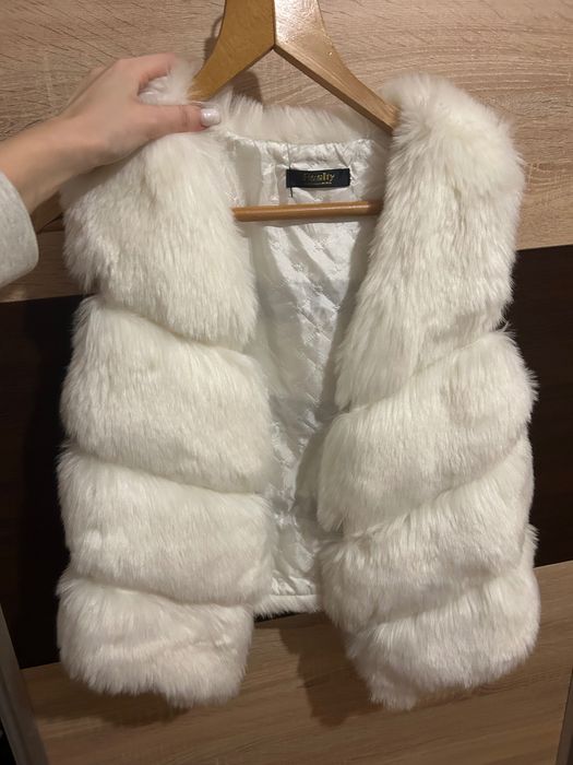 Дамски пухкав бял елек